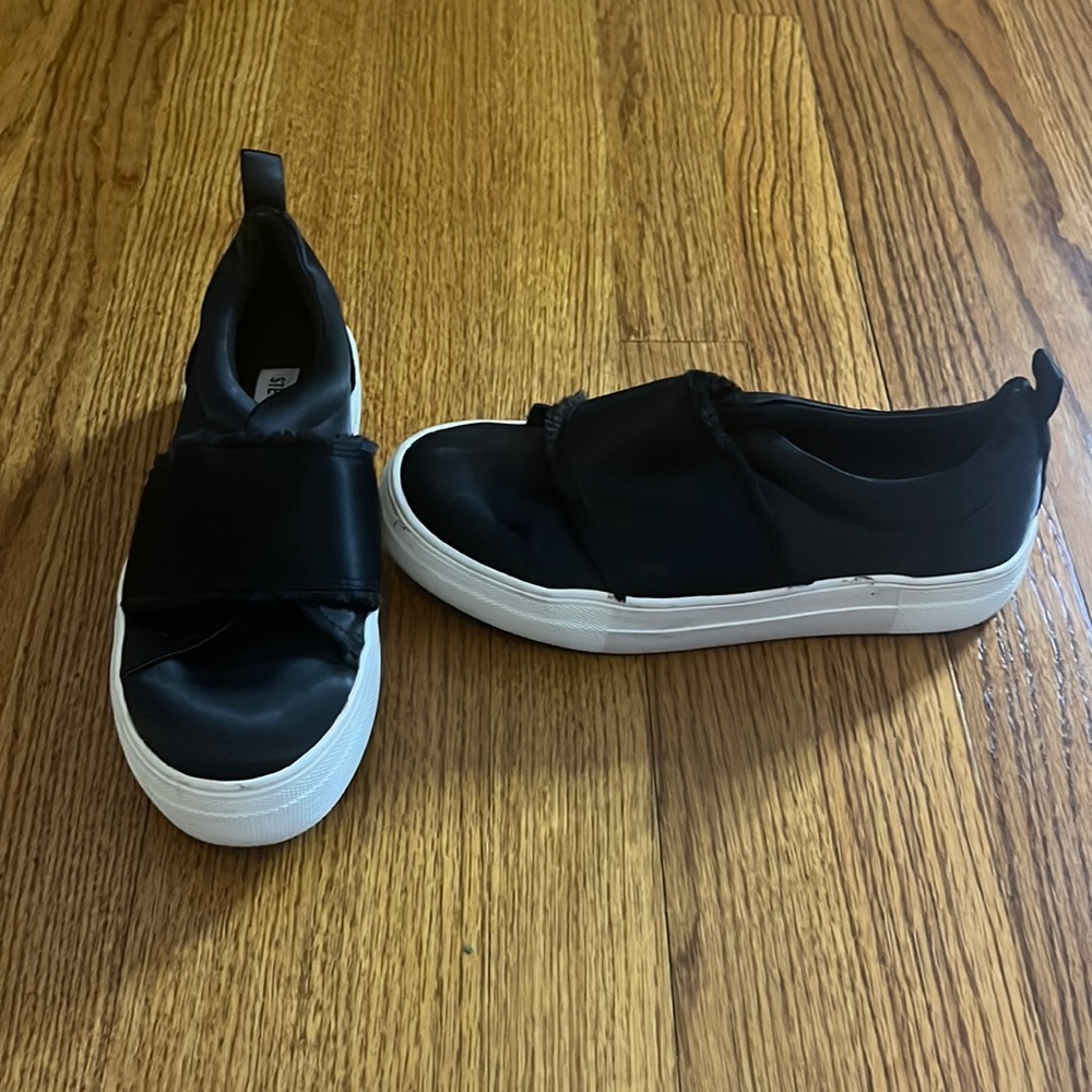 Steve Madden Woman’s Black Jessica Sneakers Size 6